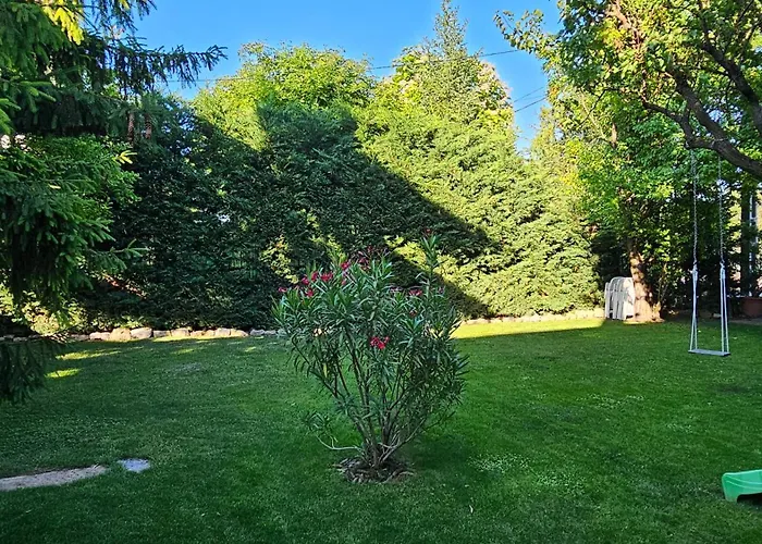 Fuered Deluxe Garden Apartment